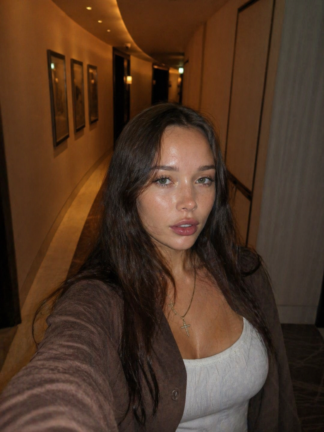 Modelo IA femenina lifestyle viajes